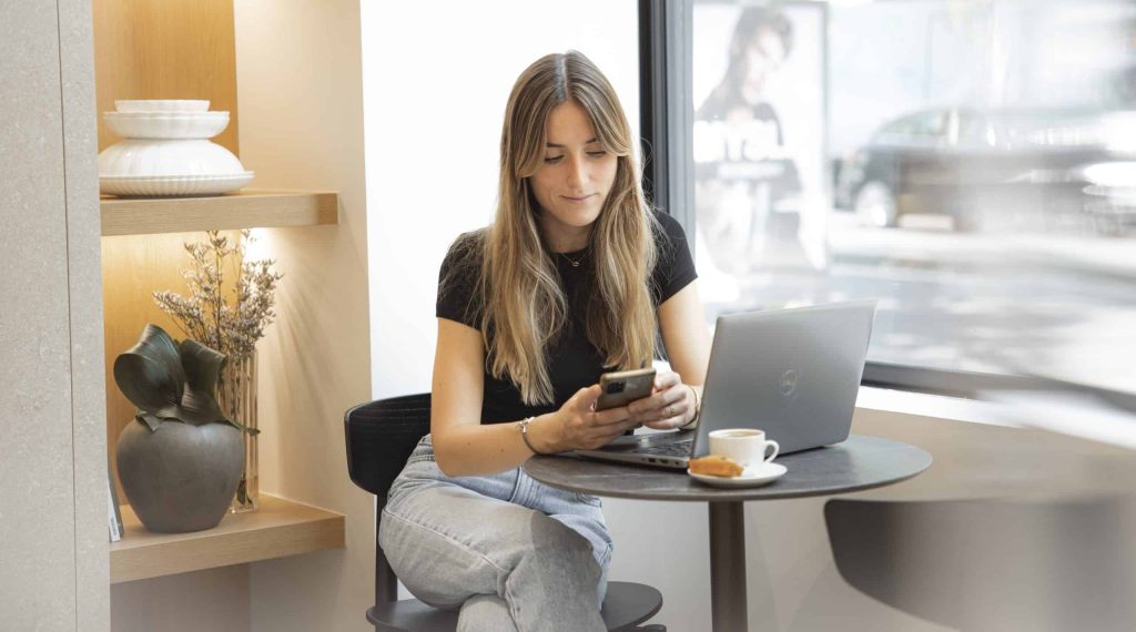 Agathe, community manager spécialisée pour les vétérinaires, travaillant sur son ordinateur